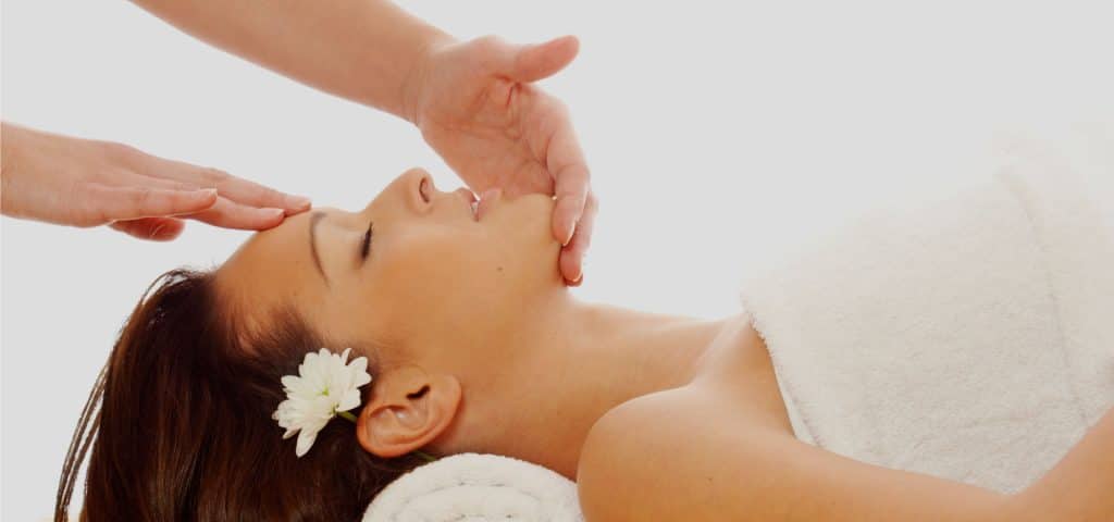 Terapia  de efecto lifting que combina los beneficios del masaje shiatsu, reflexología facial y el drenaje linfático manual.